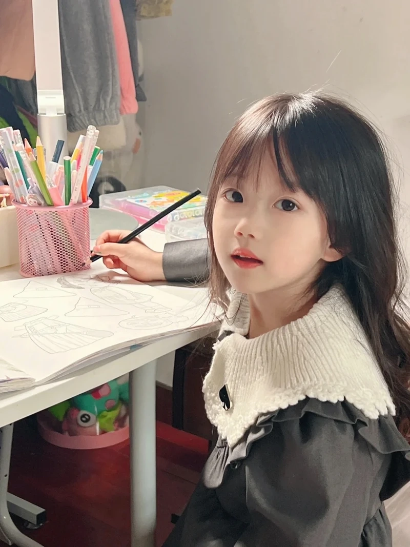 Ảnh bé gái xấu nhưng vẫn đáng yêu với biểu cảm ngộ nghĩnh