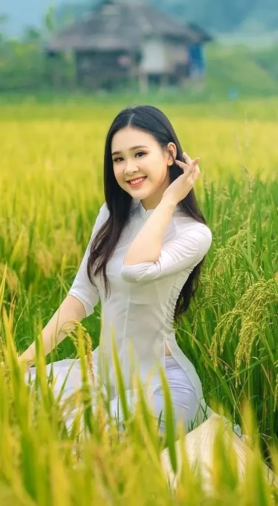 Ảnh cô gái đồng quê thể hiện sự hòa hợp giữa con người và thiên nhiên