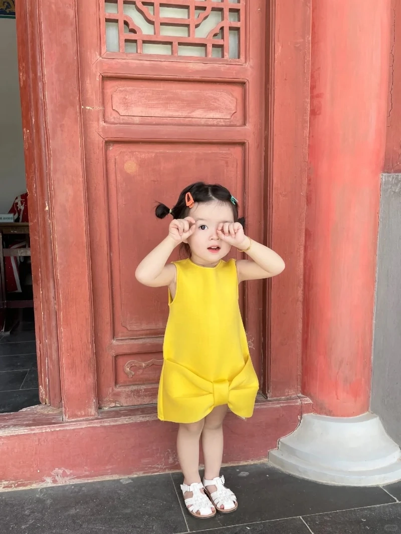 Ảnh em bé gái xinh với ánh mắt tròn xoe và nụ cười hồn nhiên