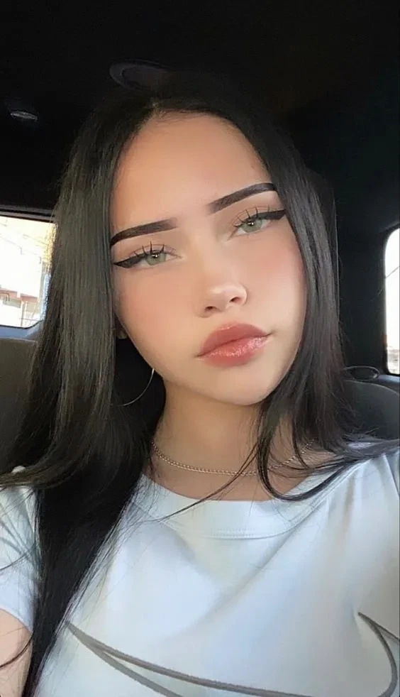 Con gái Nga luôn thu hút với vẻ đẹp tự nhiên và quyến rũ