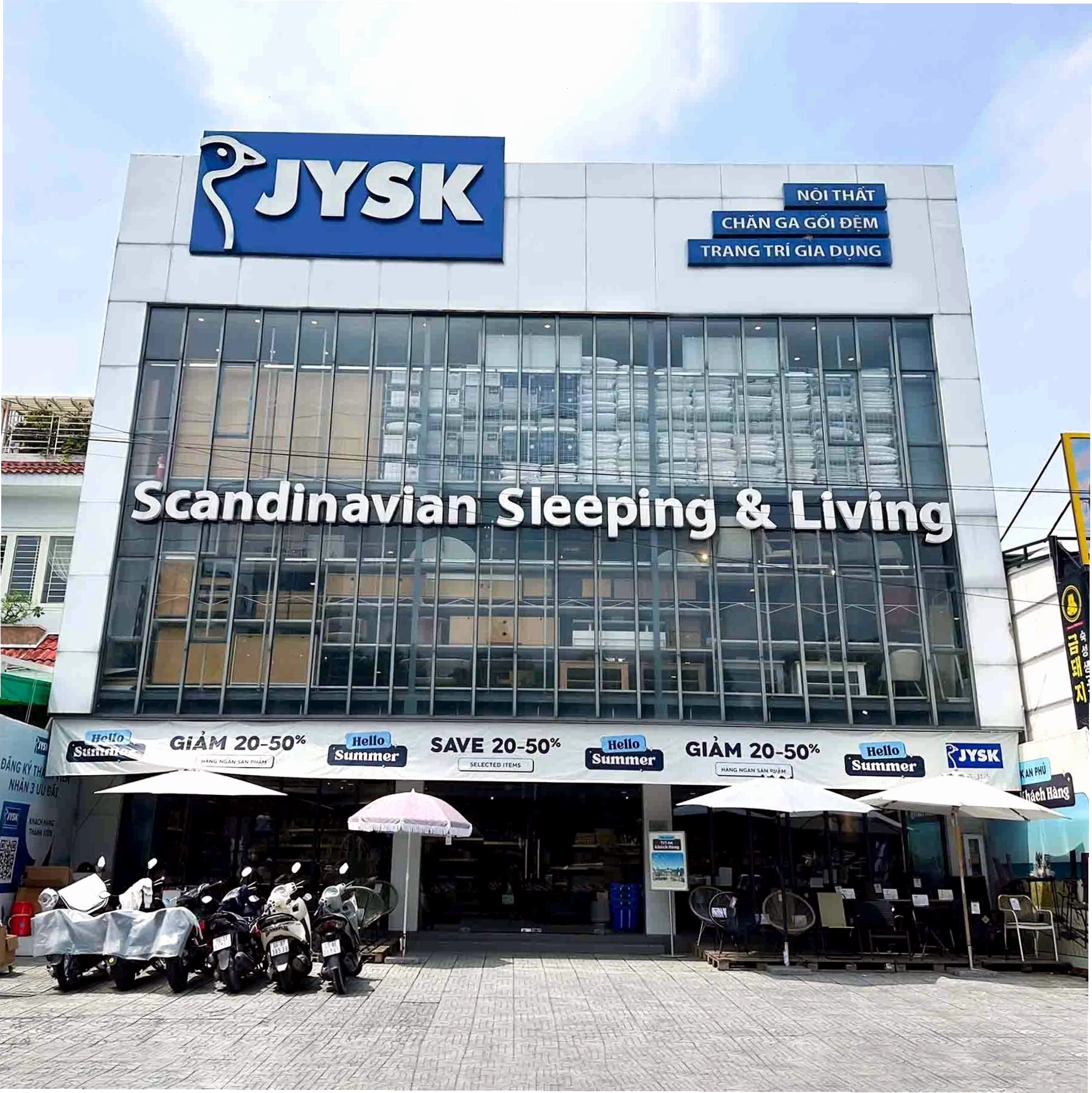 Cửa hàng Jysk trưng bày các sản phẩm trang trí nội thất hiện đại