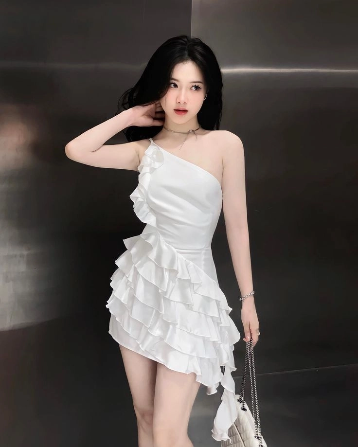 Che mặt gái xinh mặc váy trắng, tạo vẻ bí ẩn và quyến rũ