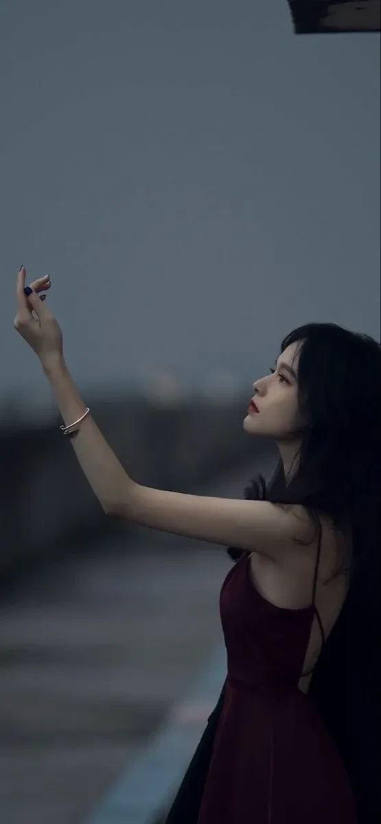 Gái xinh buồn mang vẻ đẹp đầy hoài niệm và trăn trở