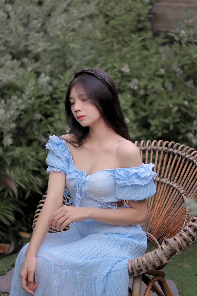 Gái xinh tóc dài đeo kính hot, thêm phần quyến rũ, đầy cuốn hút
