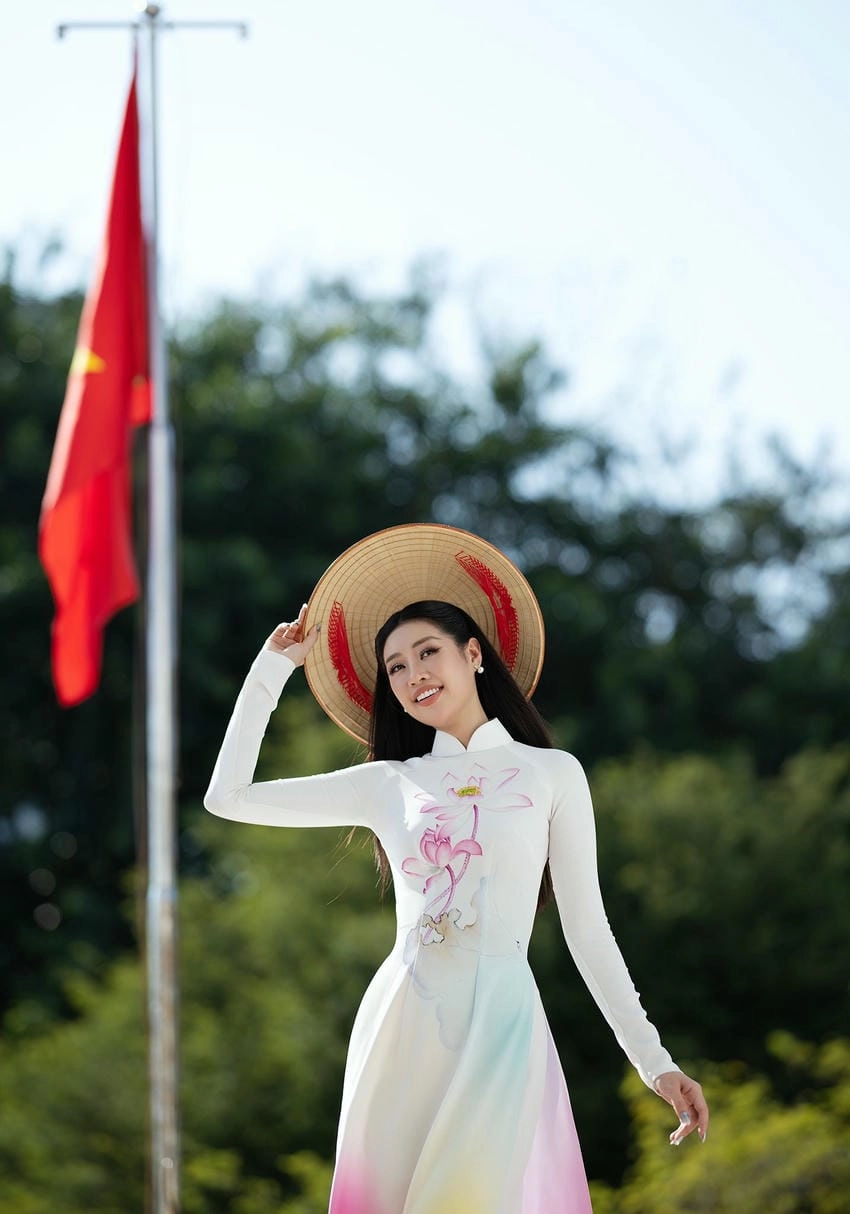 Hình ảnh dịu dàng khi Khánh Vân mặc áo dài