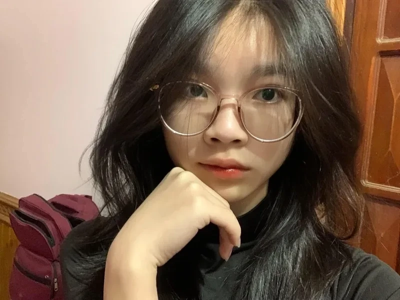 Hình ảnh gái xinh k9 với nụ cười tươi và vẻ mặt đầy lôi cuốn
