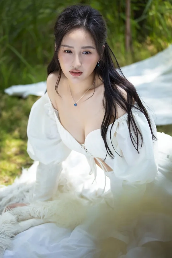 Hình ảnh hoa hậu Mai Phương Thúy ghi lại những khoảnh khắc ý nghĩa