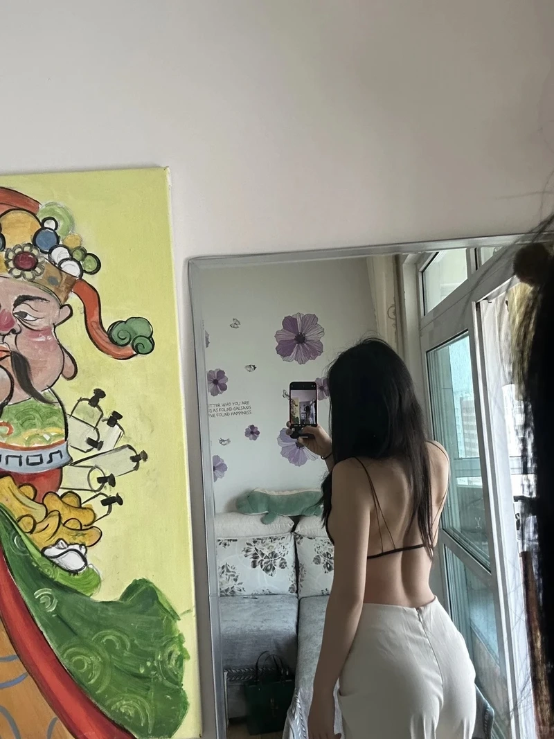 Hình chụp sau lưng tóc ngắn tạo nên vẻ đẹp gọn gàng, tinh tế