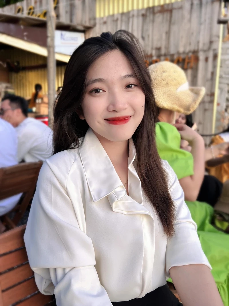 Hình gái xinh tóc dài thể hiện sự trẻ trung, tươi mới, rạng rỡ