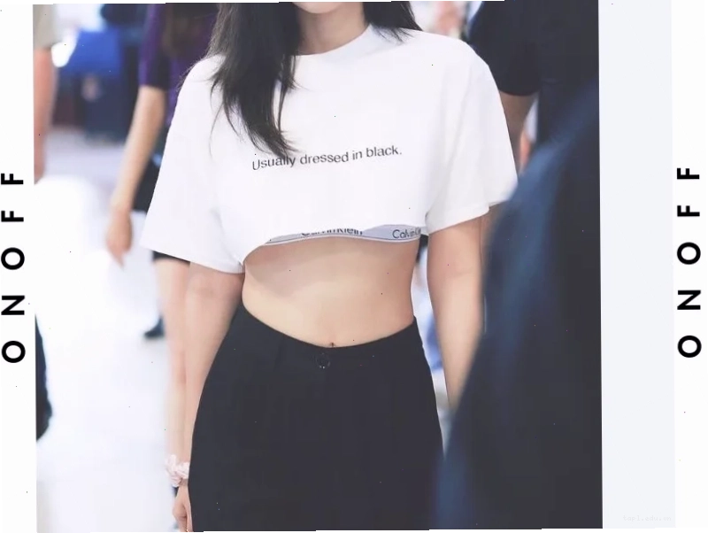 hot girl khoe vòng 1 với áo croptop phong cách dạo phố