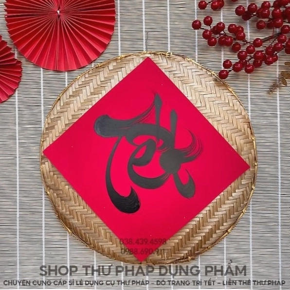 Mẹt trang trí Tết với chữ thư pháp
