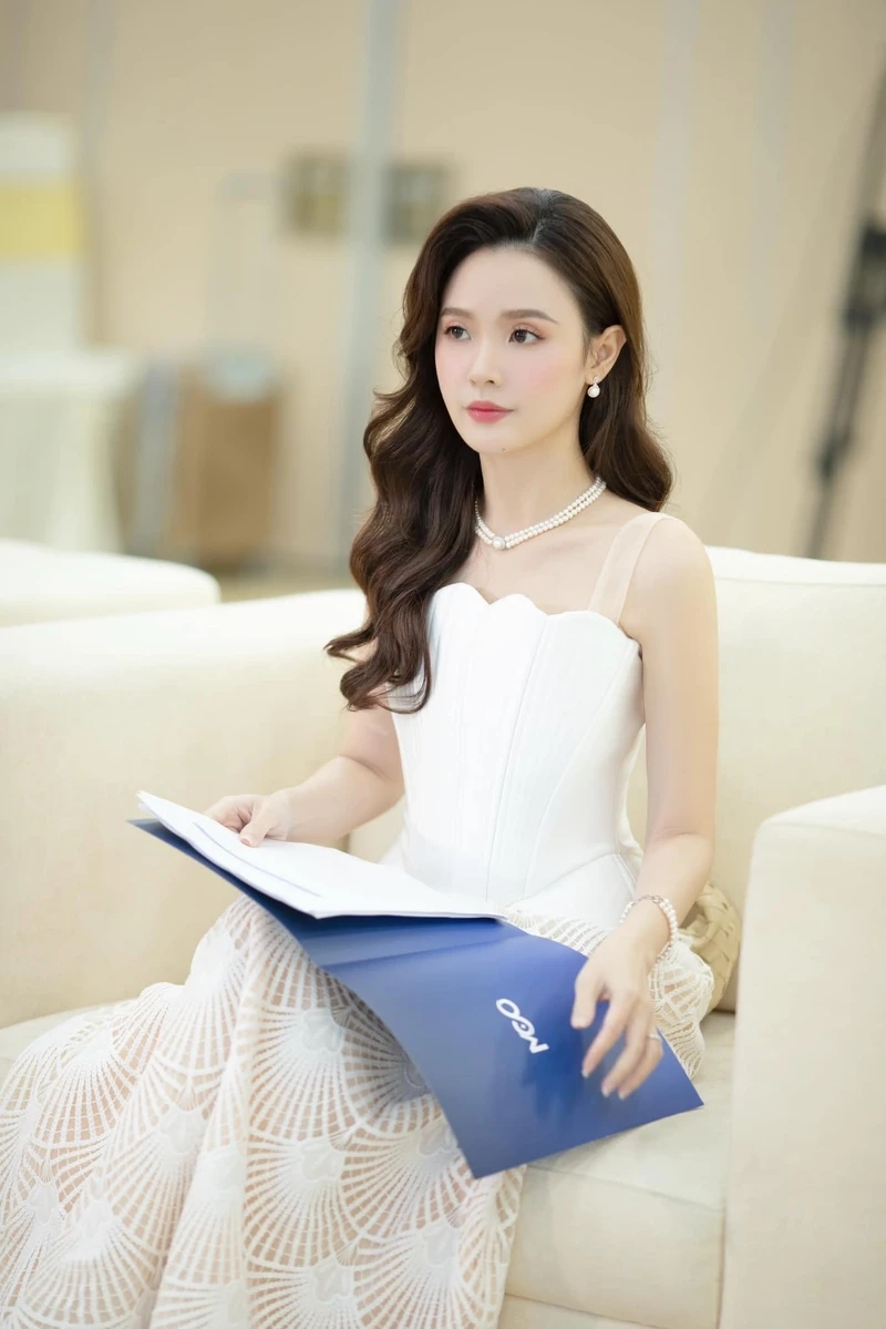 Midu áo dài thể hiện sự nhẹ nhàng và nữ tính đầy cuốn hút