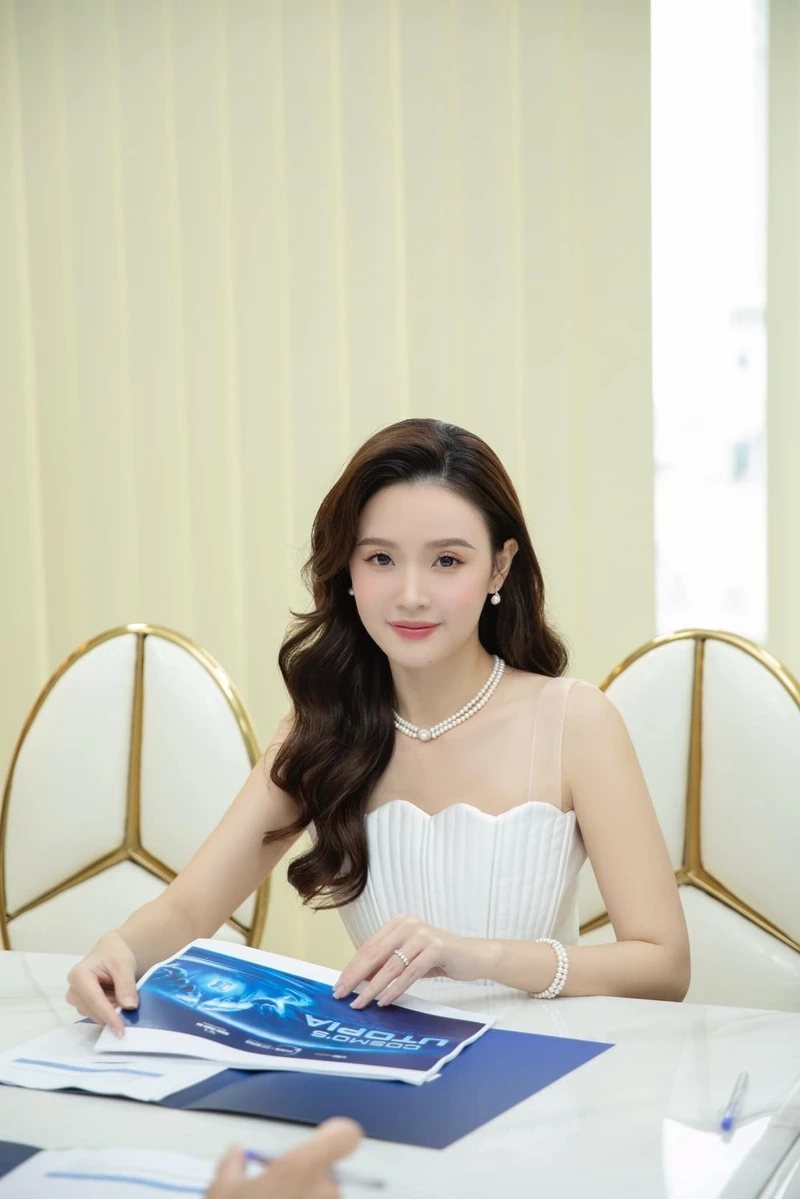 Midu mặc áo dài rất duyên dáng và tạo ấn tượng mạnh mẽ